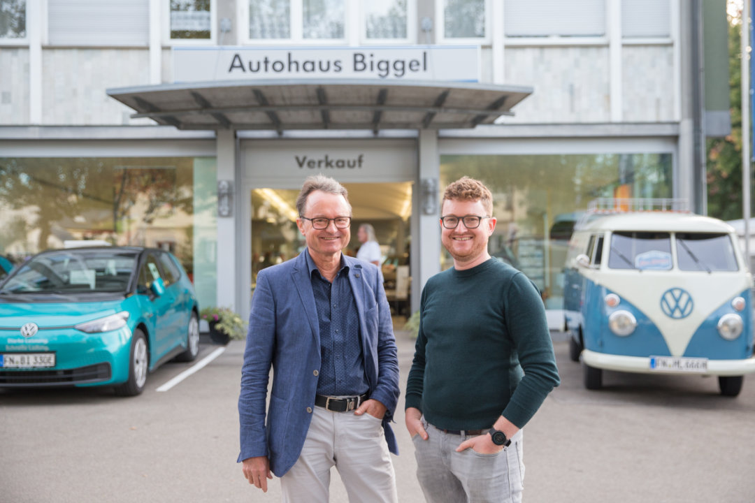 Autohaus Biggel Mitarbeiter Zwei Mitarbeiter stehen vor dem Autohaus